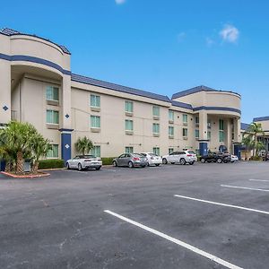 Clarion Inn & Suites Central Clearwater Beach